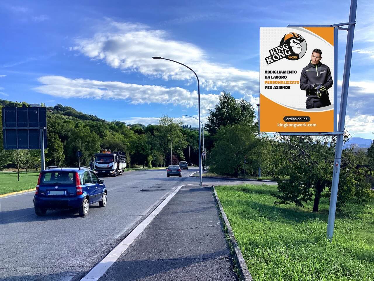 Pubblicità permanente su strada con palo obbliquo e cartellone verticale