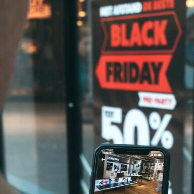 Pubblicità su strada per Black Friday codice cardmapr-nl-hTUZW7E7krg-unsplash