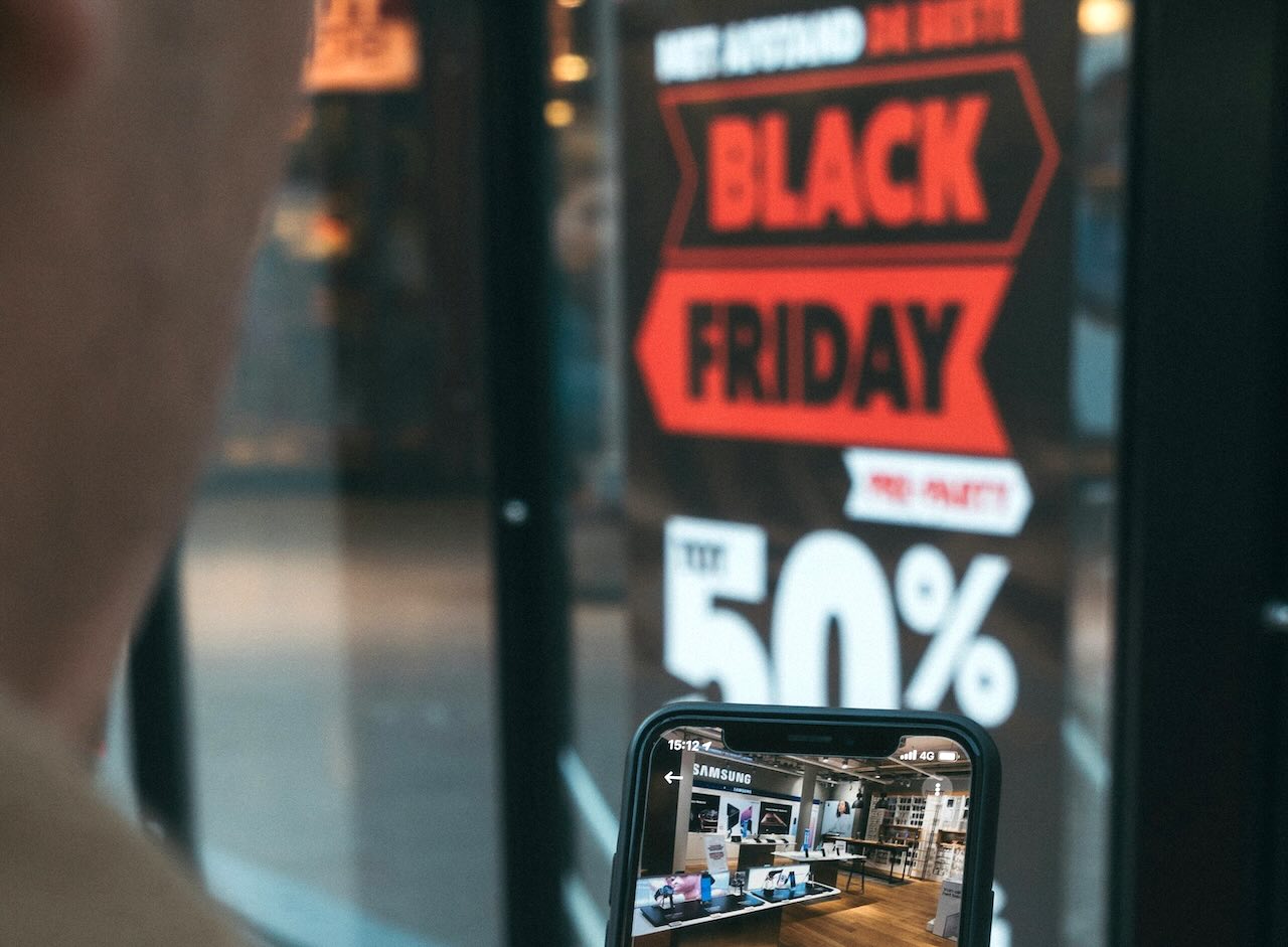 Pubblicità su strada per Black Friday codice cardmapr-nl-hTUZW7E7krg-unsplash