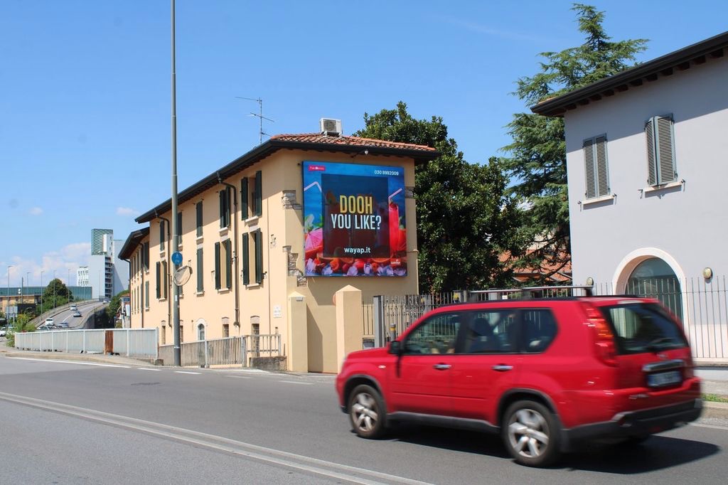 Spazio pubblicitario Wayap DOOH su strada a Brescia
