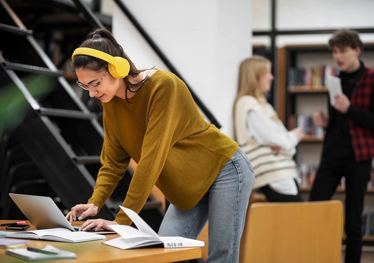 Studentessa con cuffie