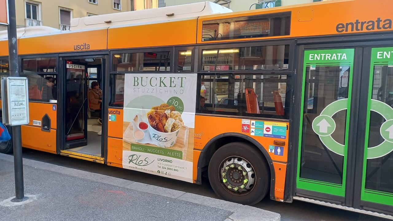 Pubblicità entrata autobus Livorno lato verticale destro