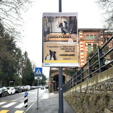Pubblicità arcaplanet su gonfalone ooh