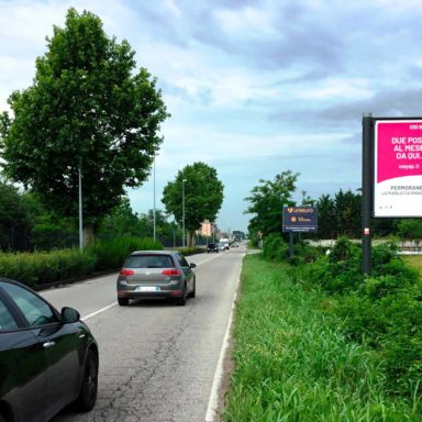 Cartelli e cartelloni pubblicitari su strada a Verona
