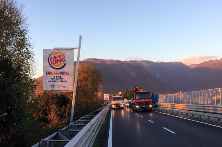 Cartellone pubblicitario su strada a Vicenza