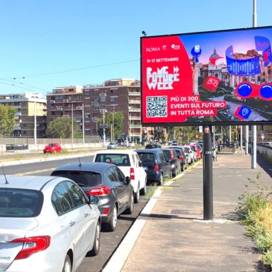 Campagna pubblicitaria su strada a Roma schermo digitale