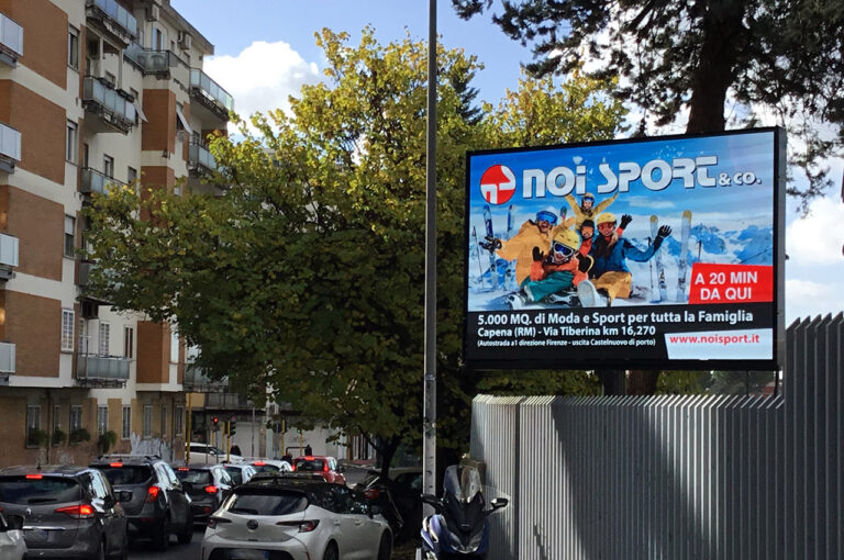 Pubblicità affissione su strada per negozi articoli sportivi