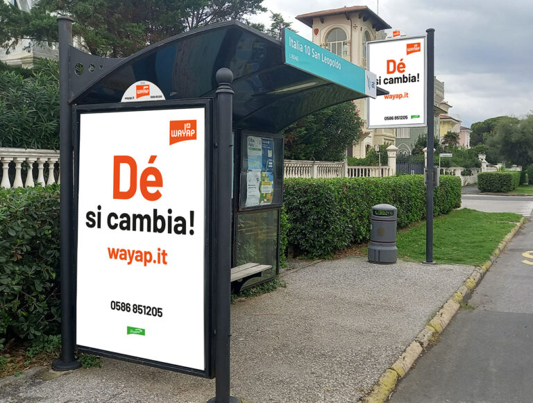 Pubblicità Wayap Dé si cambia su pensilina fermata autobus Italia 10 San Leopoldo Livorno